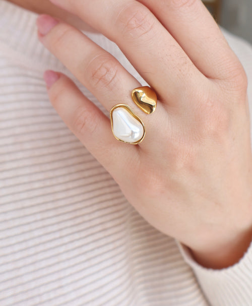 Alma Pearl ring