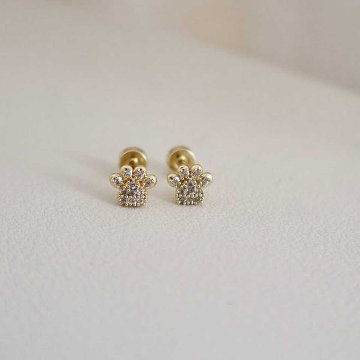 Huellita Studs