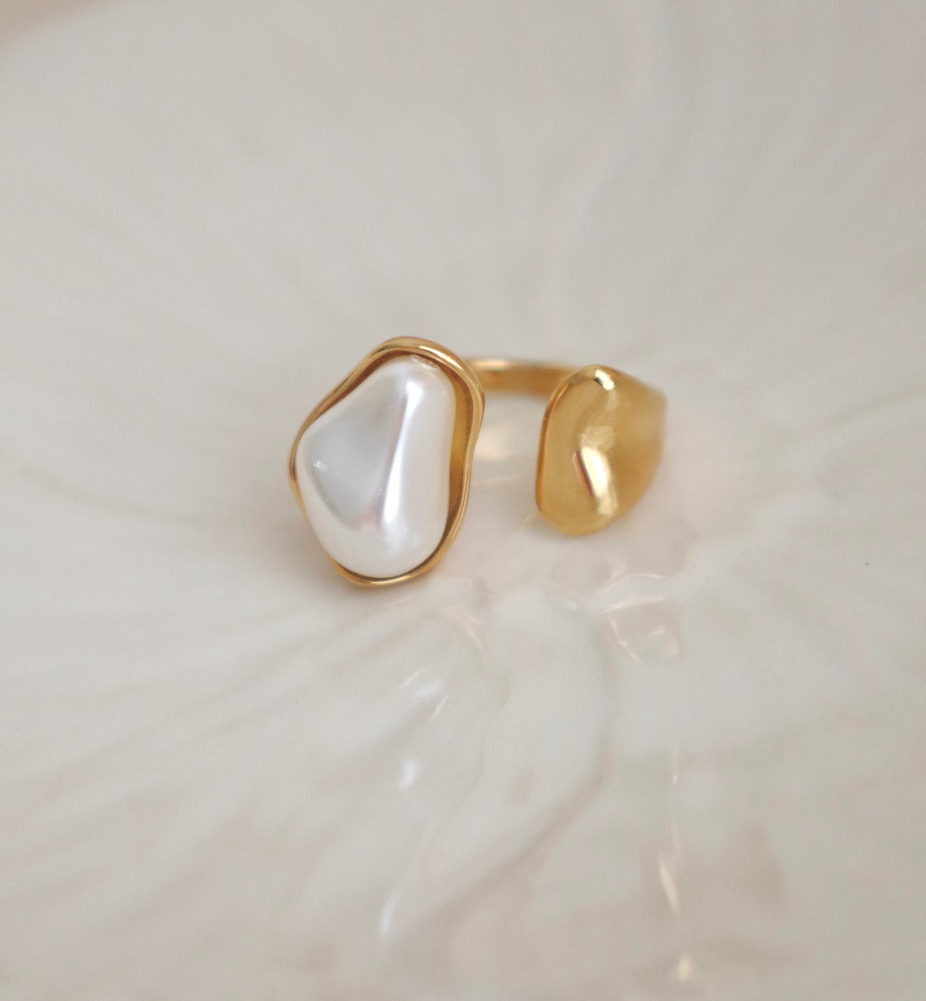 Alma Pearl ring